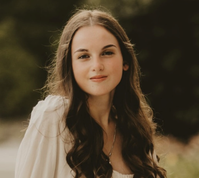 Adriana Freitas headshot