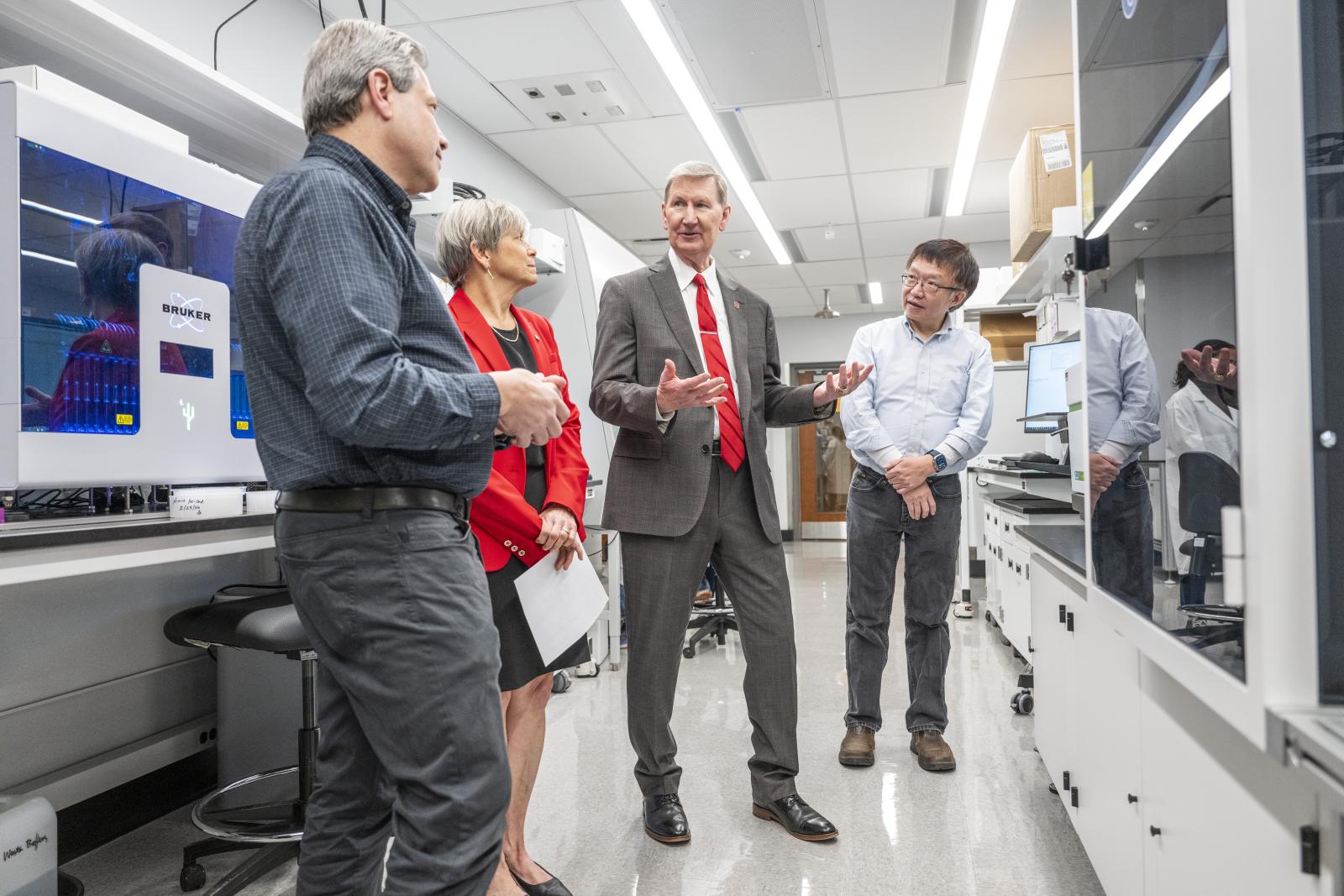 President Carter visiting the College of Pharmacy's High Throughput Screening Facility
