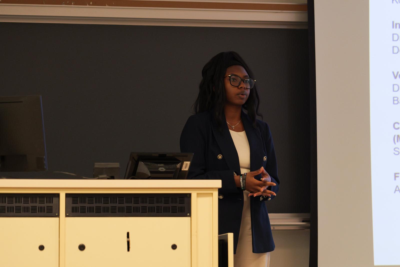 Jakayla Davis presents her research