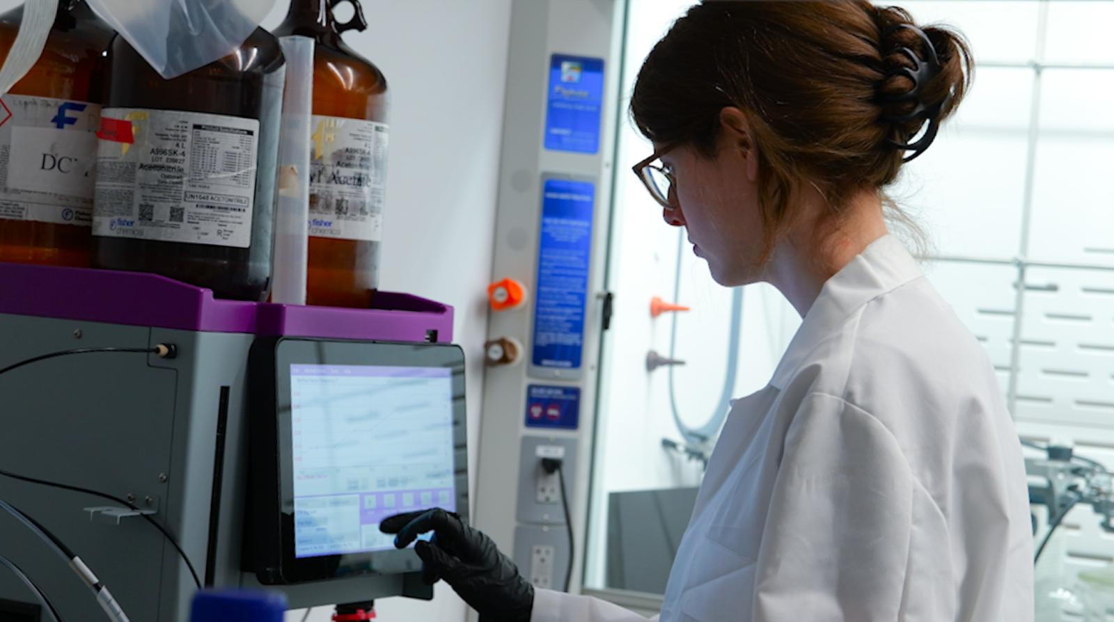 Summer Powell at a monitor in the lab