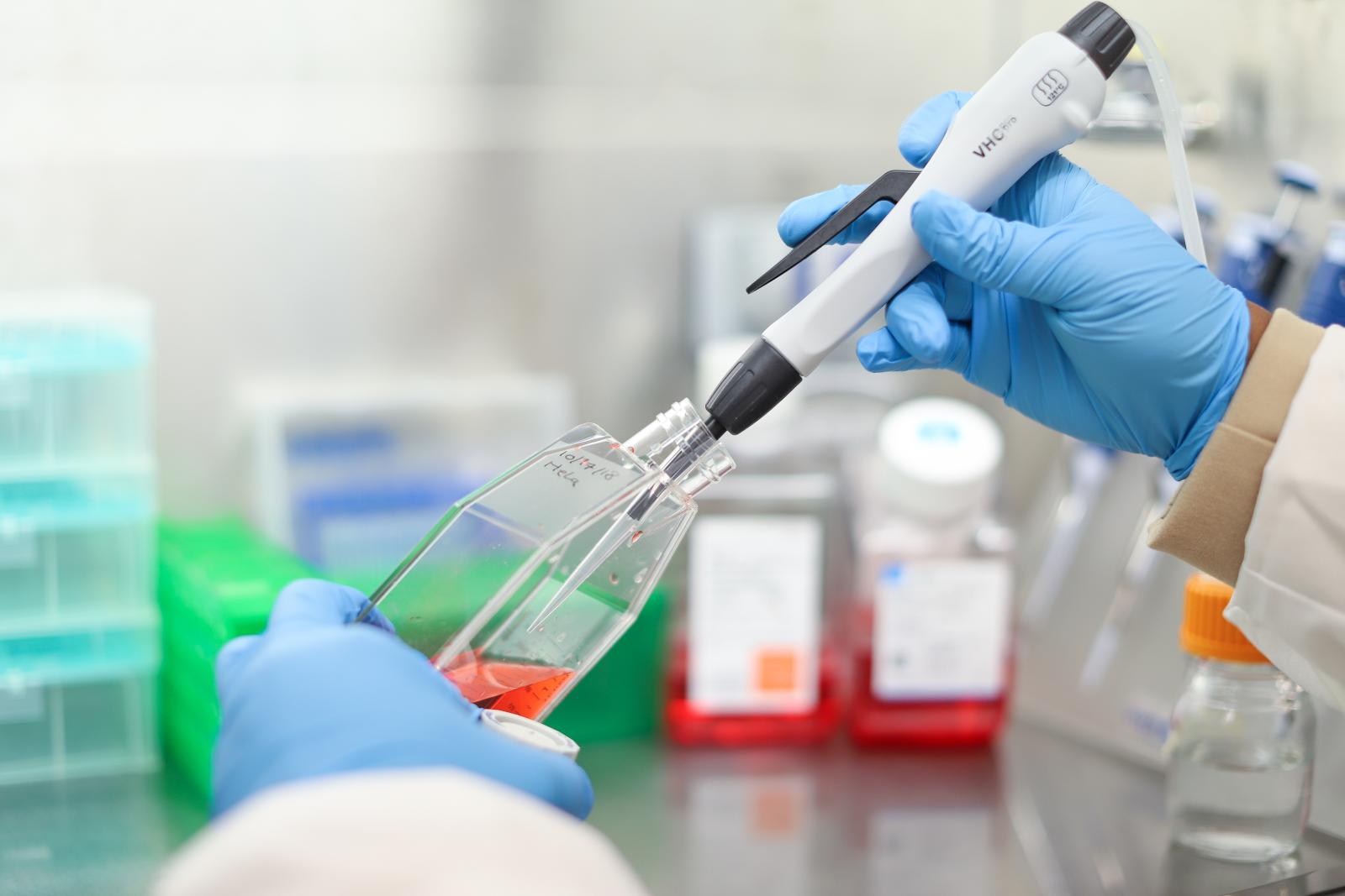 hands pipetting